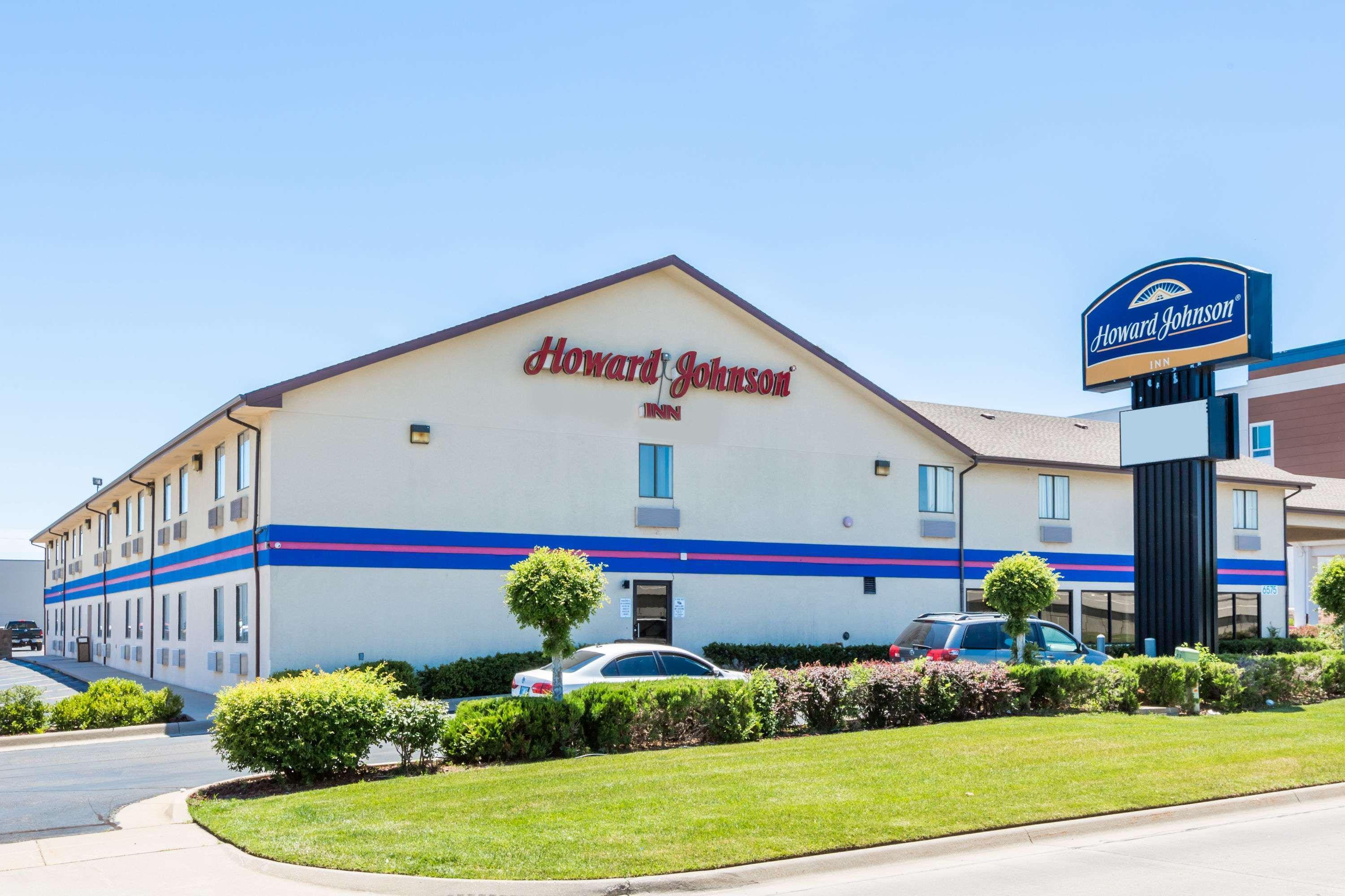 Howard Johnson By Wyndham Wichita Airport Hotel Exterior photo